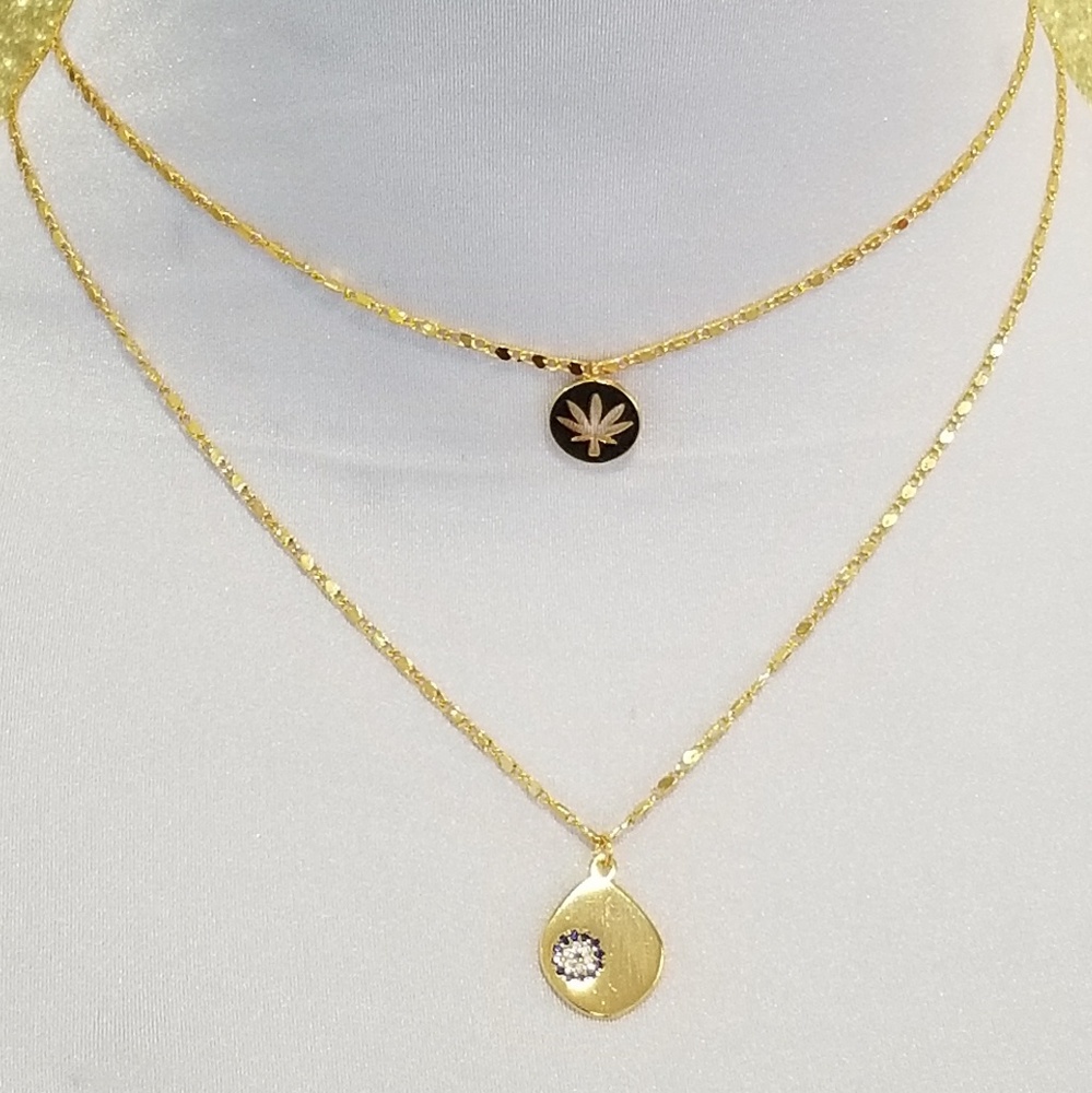 Gold coin leaf pendant necklace - Picture 6 of 6